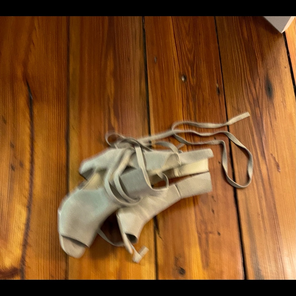 Open tow boots